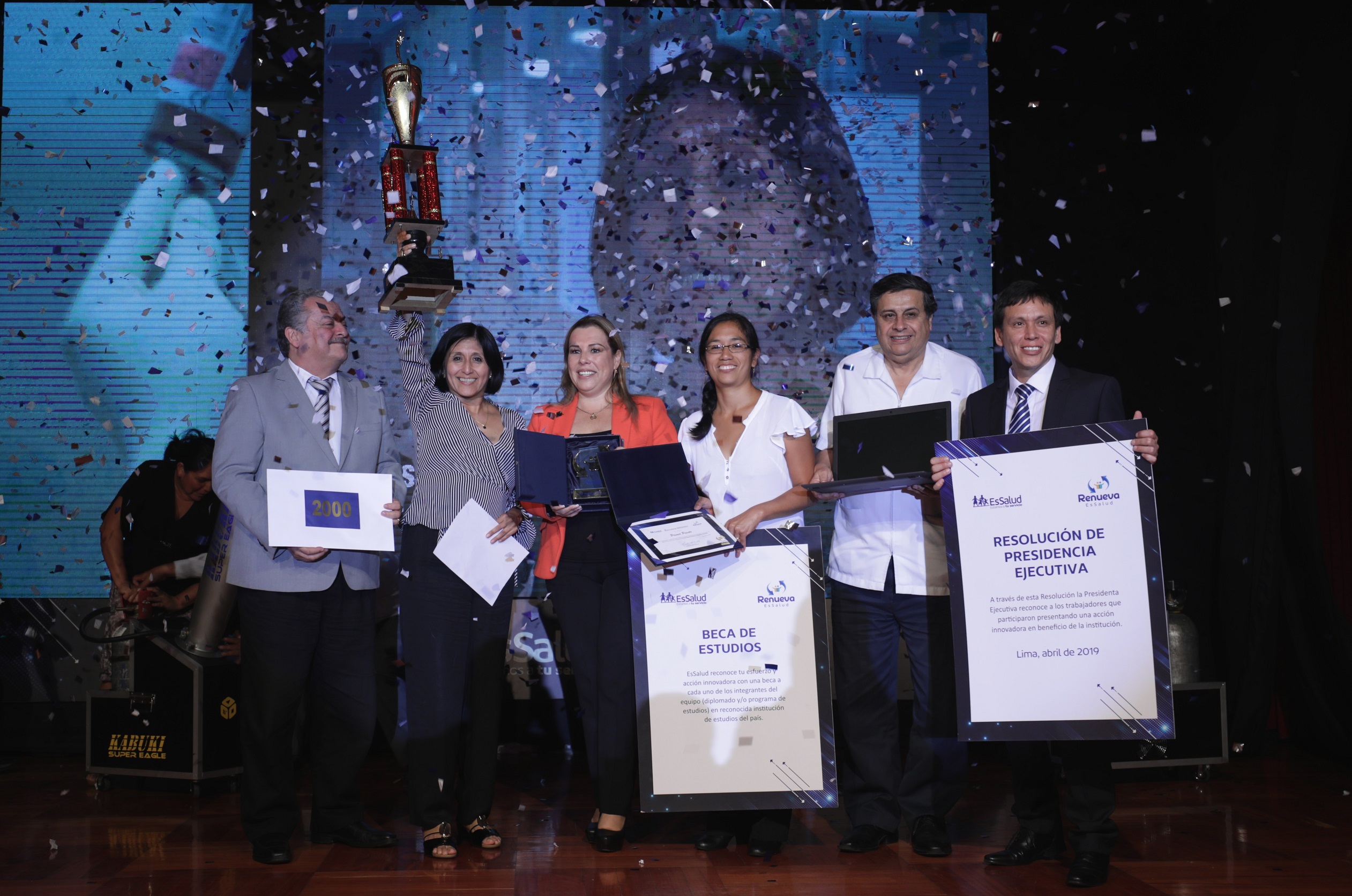 Fiorella Molinelli entrega premio Renueva EsSalud a iniciativas innovadoras