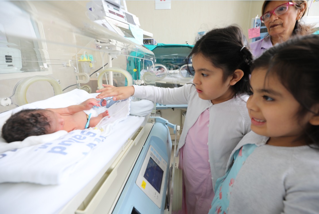 Médicos EsSalud salvan a bebé prematura que nació a las 27 semanas y con un kilo de peso