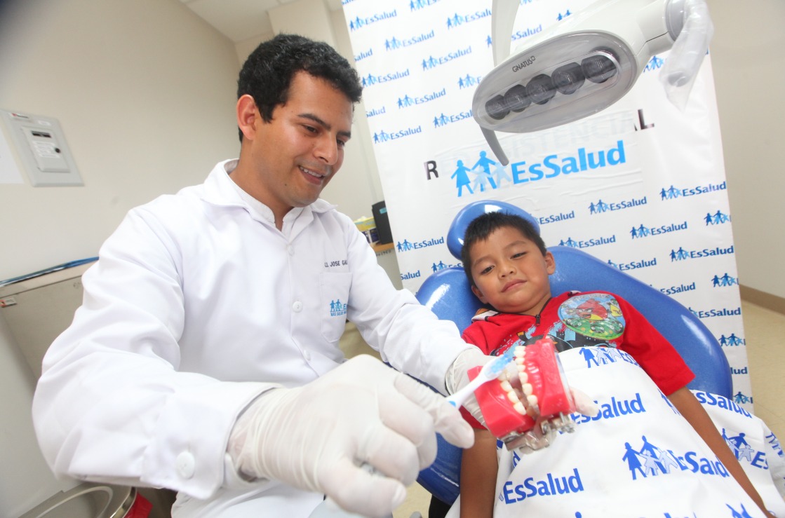 EsSalud recomienda higiene bucal y evitar consumo de dulces para prevenir caries en niños