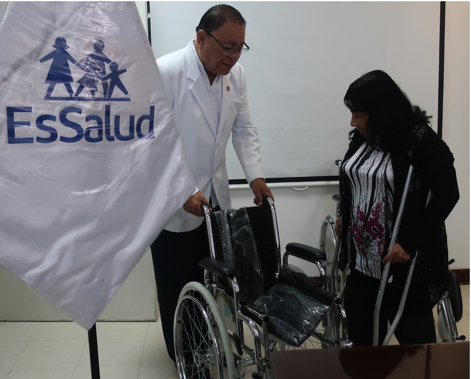 EsSalud La Libertad entrega sillas de ruedas, bastones y prótesis a pacientes