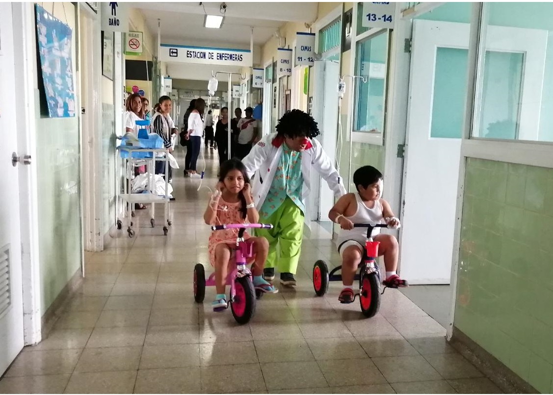 Donan triciclos porta sueros para niños del Hospital Cayetano Heredia de EsSalud Piura