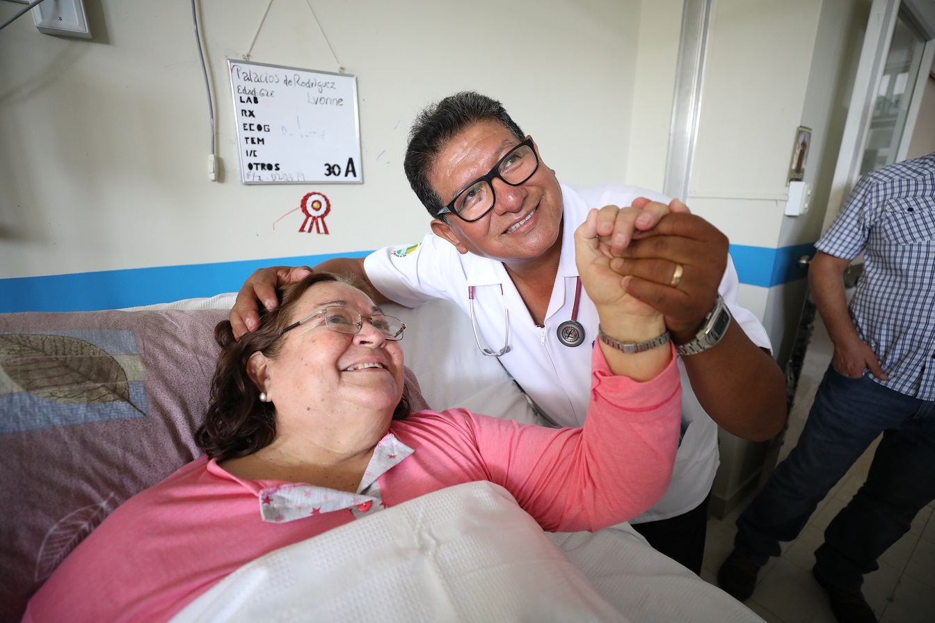 Médico de EsSalud Tacna canta a pacientes para aliviar depresión y estrés por estancia hospitalaria