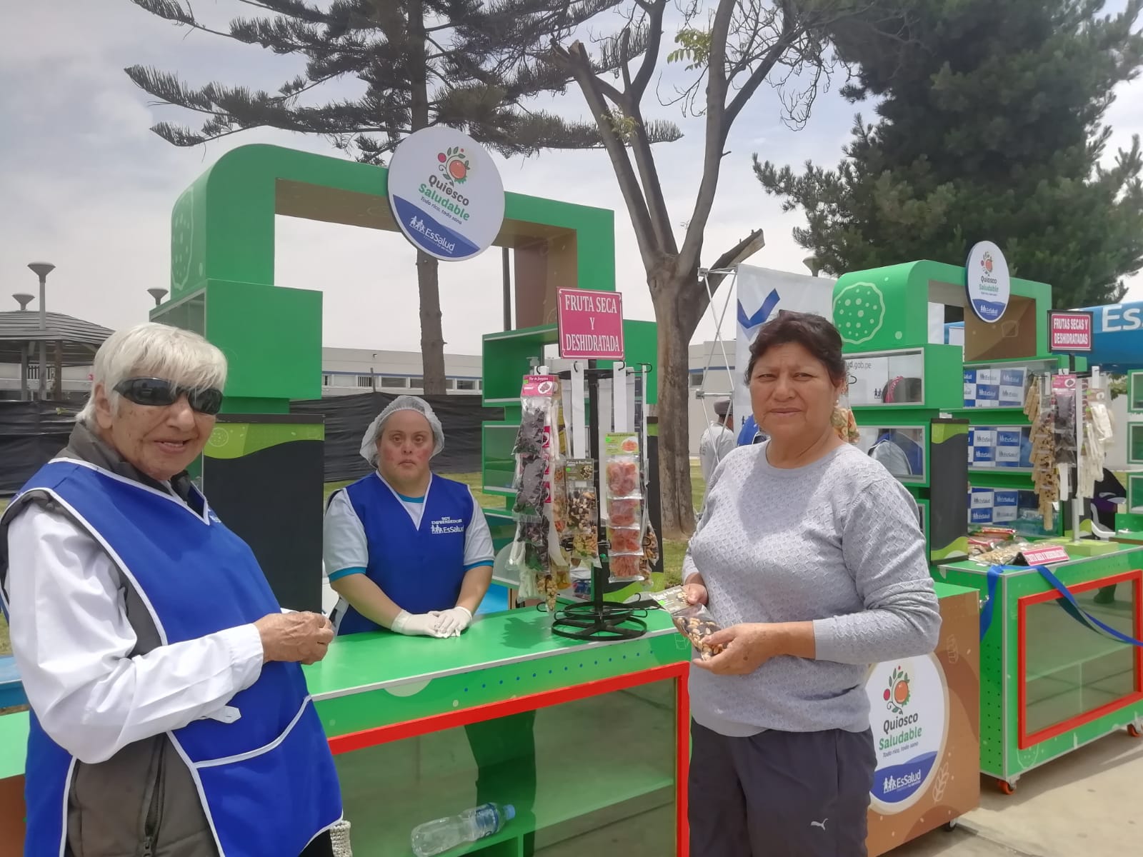 EsSalud Tacna entrega quioscos saludables a personas con discapacidad