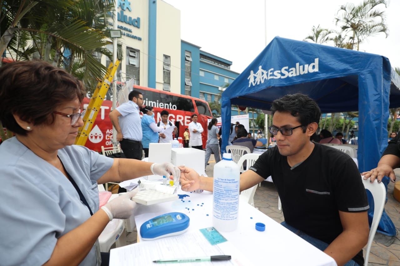 Gracias a la generosidad de la población EsSalud recolectó más de 800 unidades de sangre para atención de heridos de VES