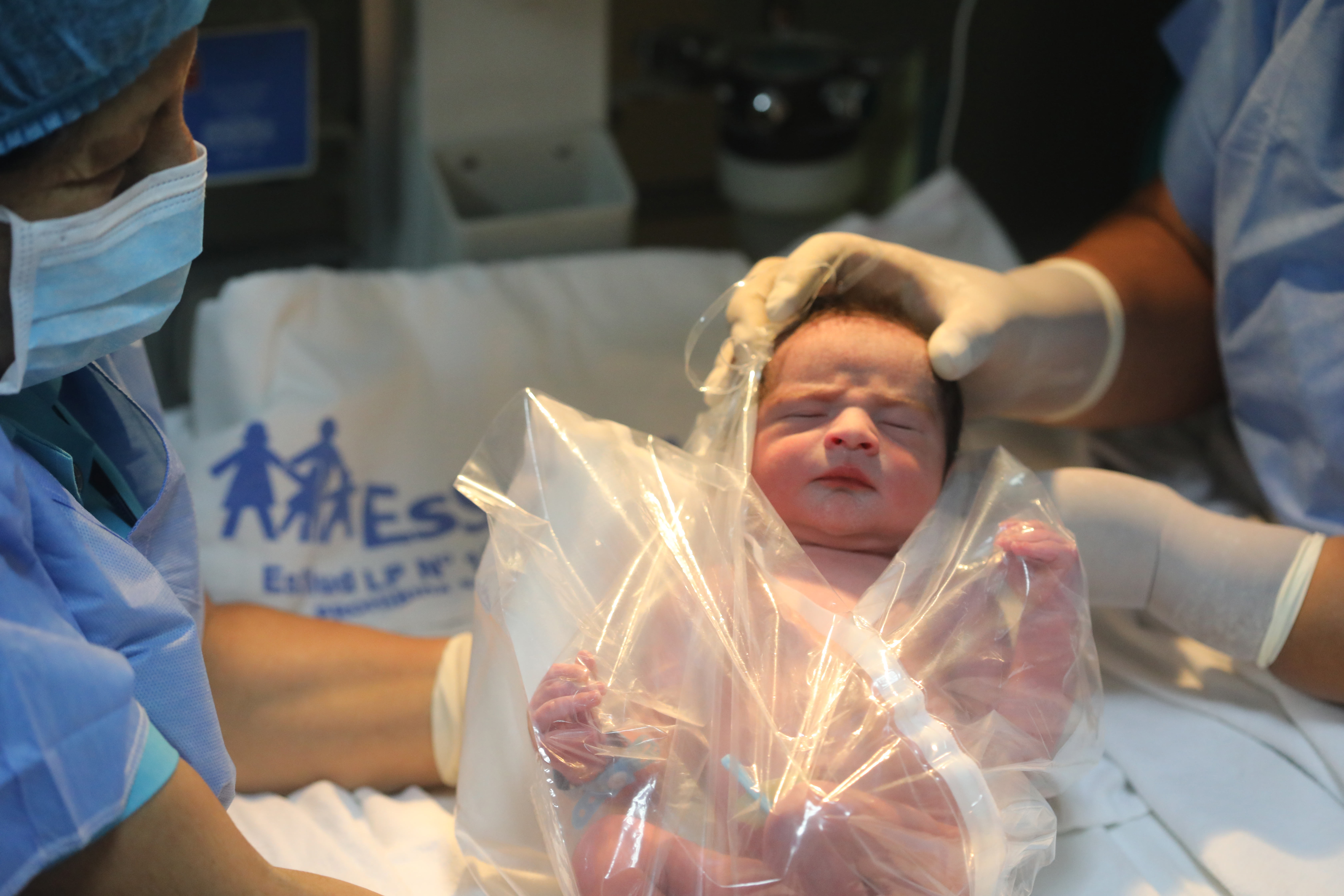 Médicos de EsSalud usan cobertores especiales para salvar vida de bebés prematuros