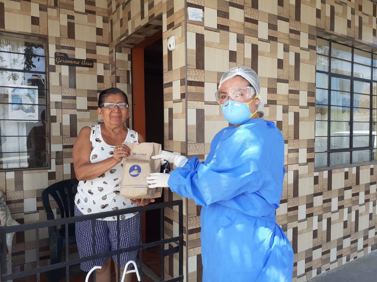 EsSalud La Libertad entrega medicamentos a pacientes crónicos en sus propios domicilios