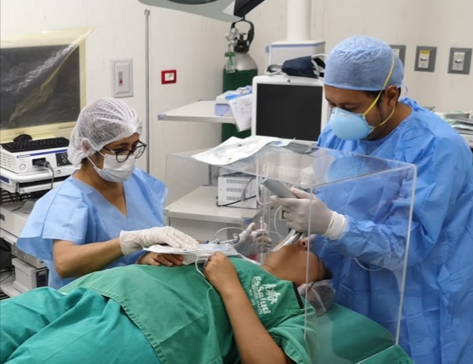 Essalud - EsSalud Tarapoto elabora caja acrílica de intubación para pacientes con Covid 19