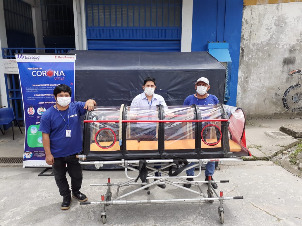 Essalud - EsSalud Huánuco elabora cápsulas de aislamiento y transporte en Hospital de Tingo María