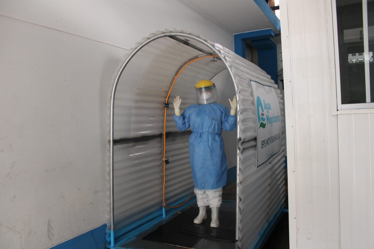 Essalud - EsSalud Moyobamba implementa cabina de desinfección para personal de salud