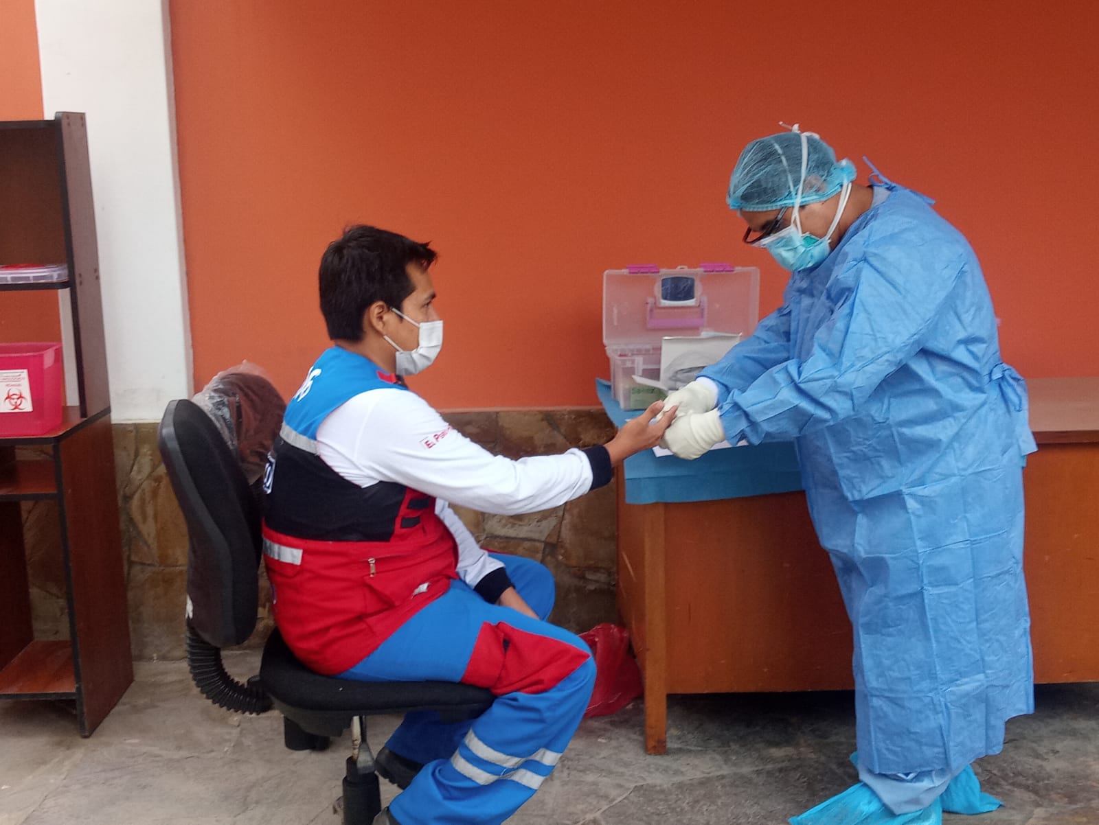 Essalud - EsSalud Tacna realiza pruebas rápidas de Covid 19 a profesionales de salud del Samu en esa región