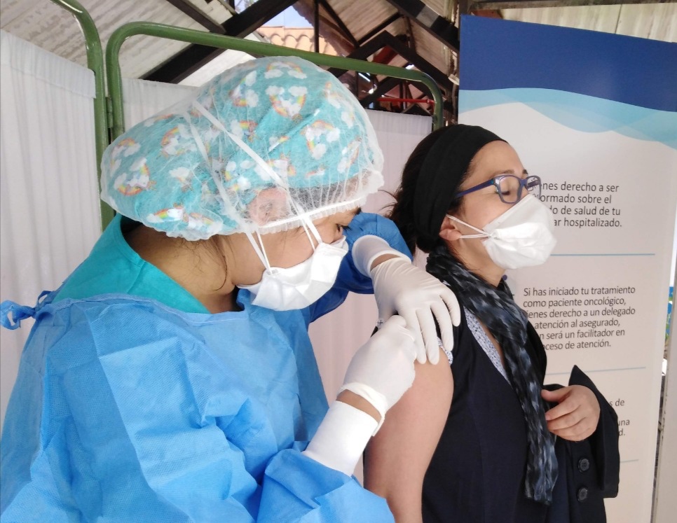EsSalud Cajamarca vacuna contra la influenza a trabajadores de la institución