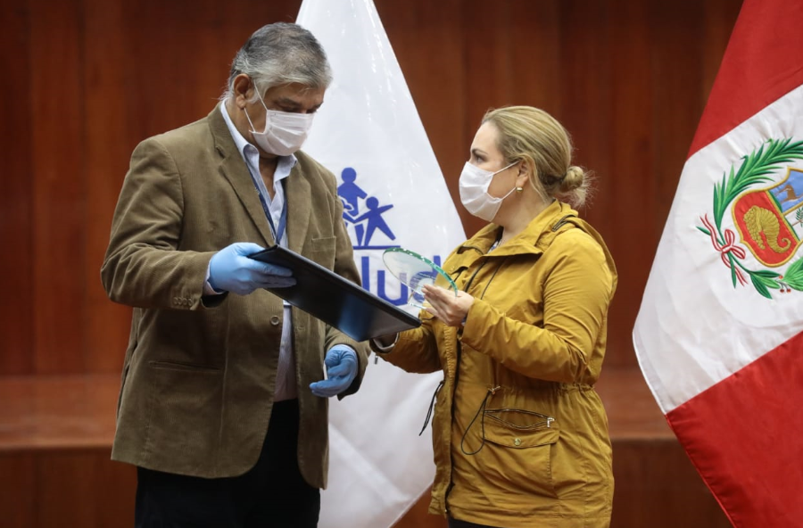 EsSalud rindió homenaje a médico que lideró batalla contra coronavirus en UCI-Iquitos