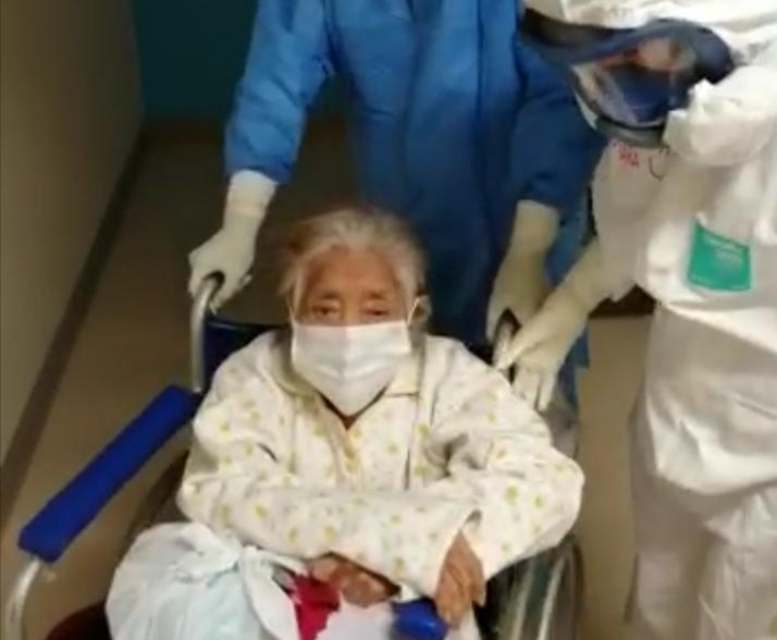 Essalud - EsSalud Lambayeque: mujer de 92 años venció al coronavirus y recibió alta médica