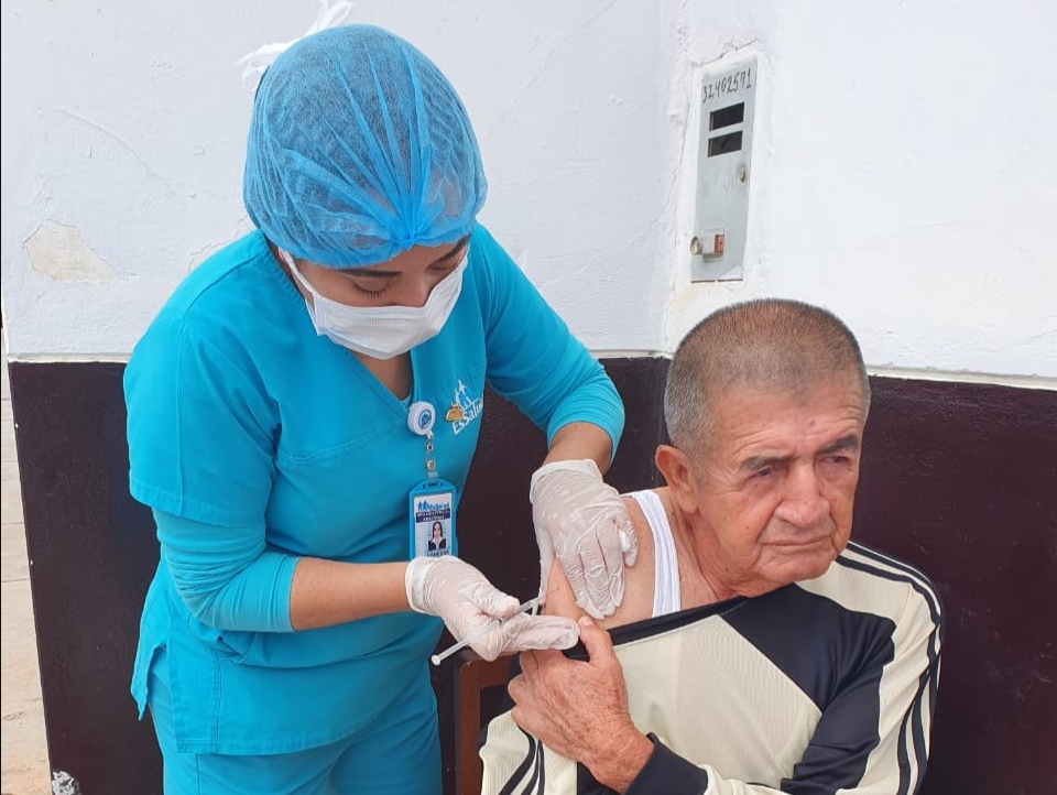 Essalud - EsSalud Amazonas vacuna a niños, gestantes y adultos mayores