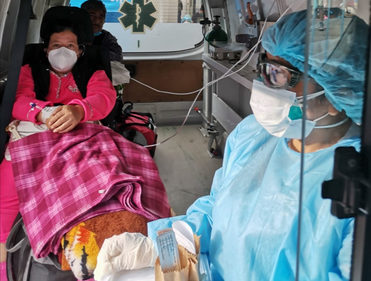 EsSalud Huánuco traslada a sus dos primeros pacientes Covid-19 hacia el Hospital de Huariaca