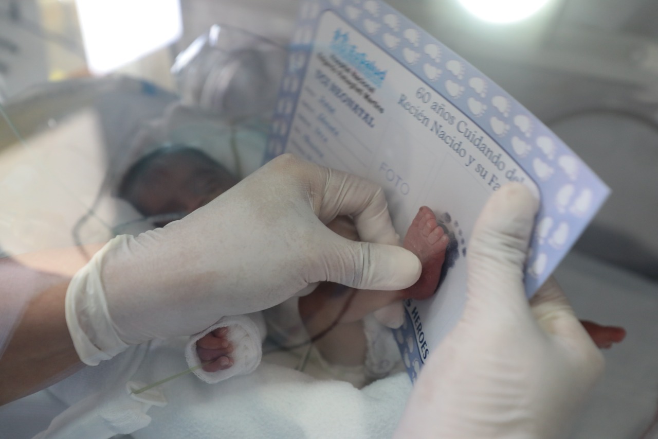 Bebé prematuro extremo que nació durante pandemia se reencuentra con su madre en hospital Rebagliati de EsSalud