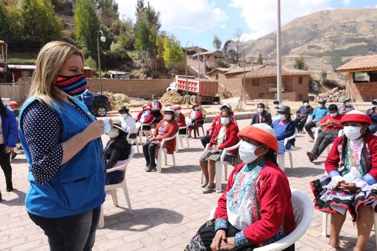 Essalud - “EsSalud Te Cuida” llegó a comunidad Ccaccaccollo del Cusco
