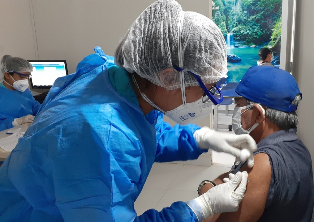 EsSalud Tarapoto refuerza atenciones con inmunización a la población asegurada