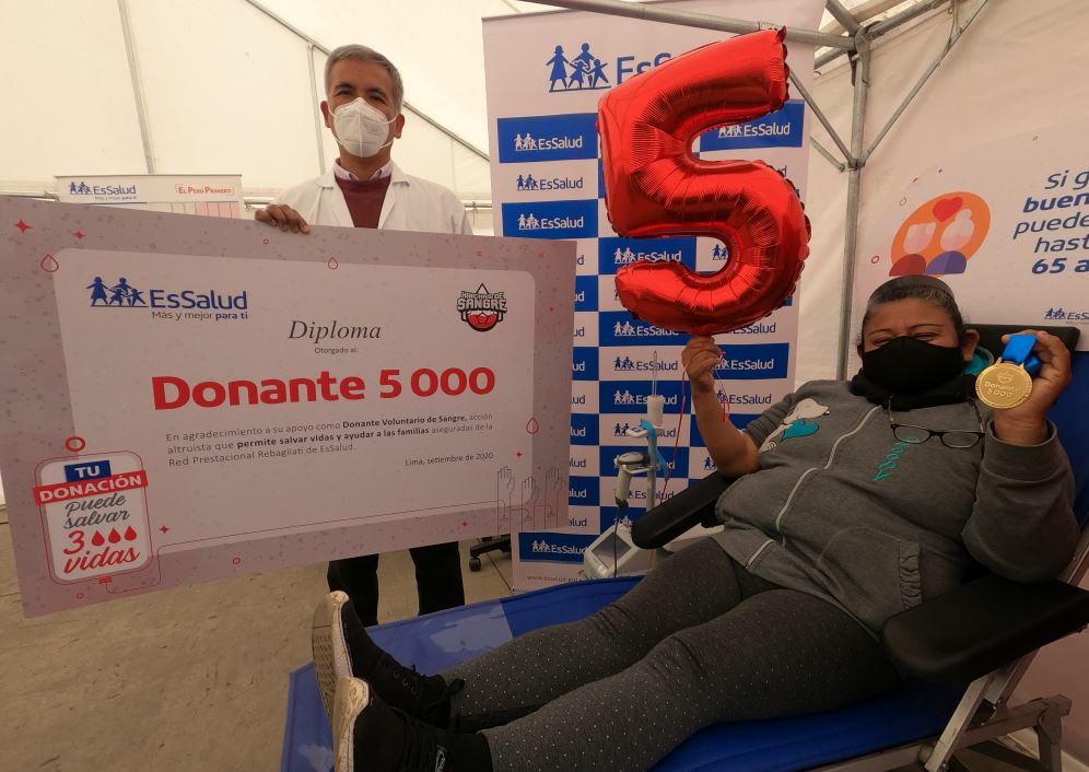 Teresa Campos Valderrama es la donante voluntaria de sangre 5 mil del Hospital Edgardo Rebagliati de EsSalud