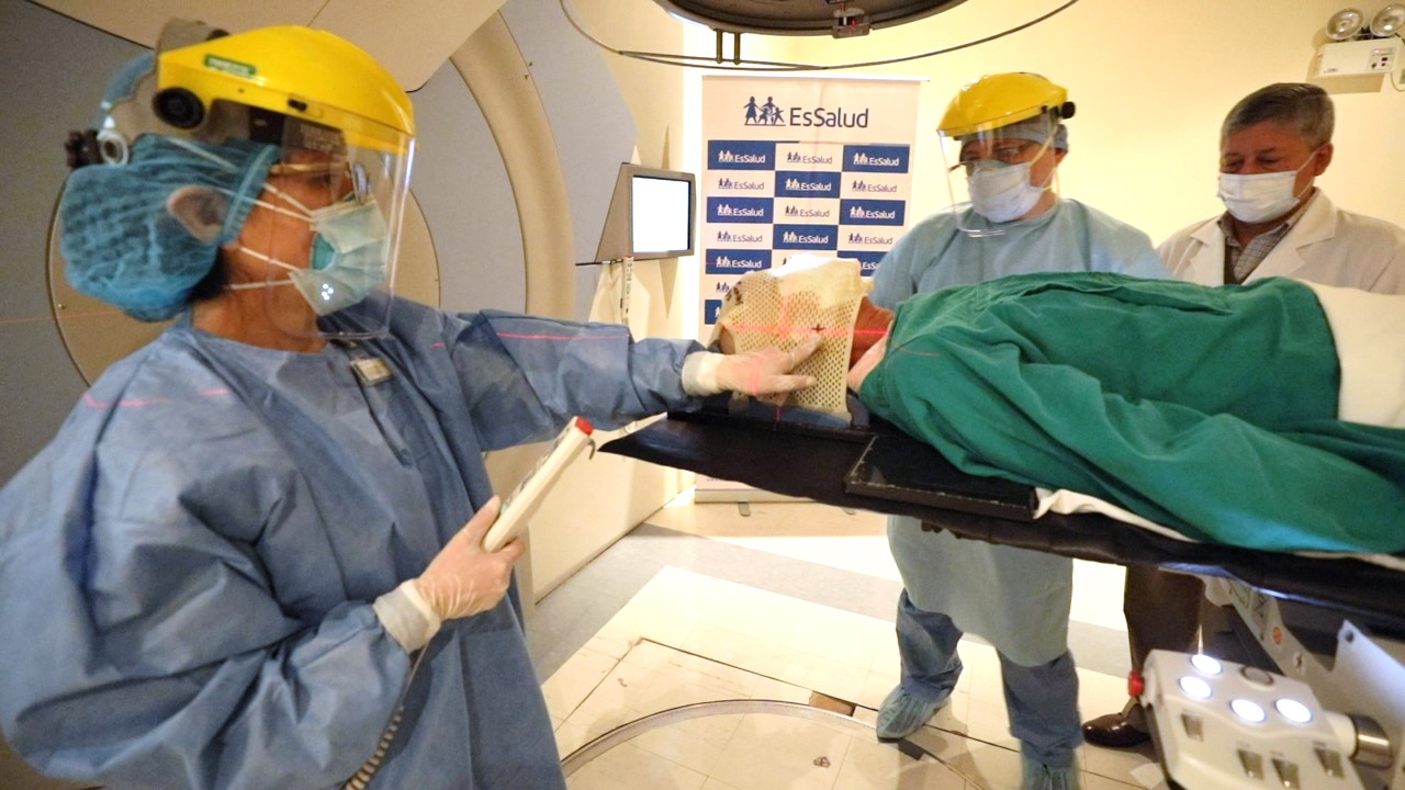 EsSalud aplica novedosa técnica de radioterapia interna para casos de cáncer de cuello uterino