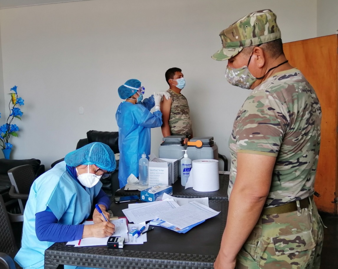 EsSalud Ayacucho realiza vacunación a personal del Ejército Peruano