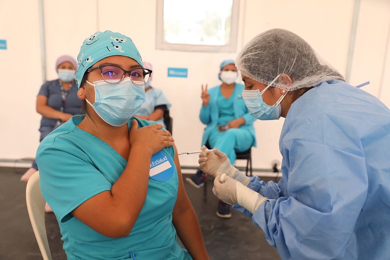EsSalud continúa jornada de vacunación ininterrumpida a su personal de primera línea y asistenciales en los vacunatorios ubicados en Lima