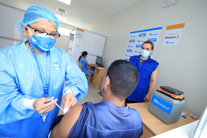 Presidenta de EsSalud supervisó jornada de inmunización de trabajadores en vacunatorio masivo San Isidro Labrador en Santa Anita