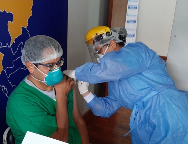 Más de medio millar de profesionales de hospital de EsSalud Cusco recibieron la vacuna contra el coronavirus