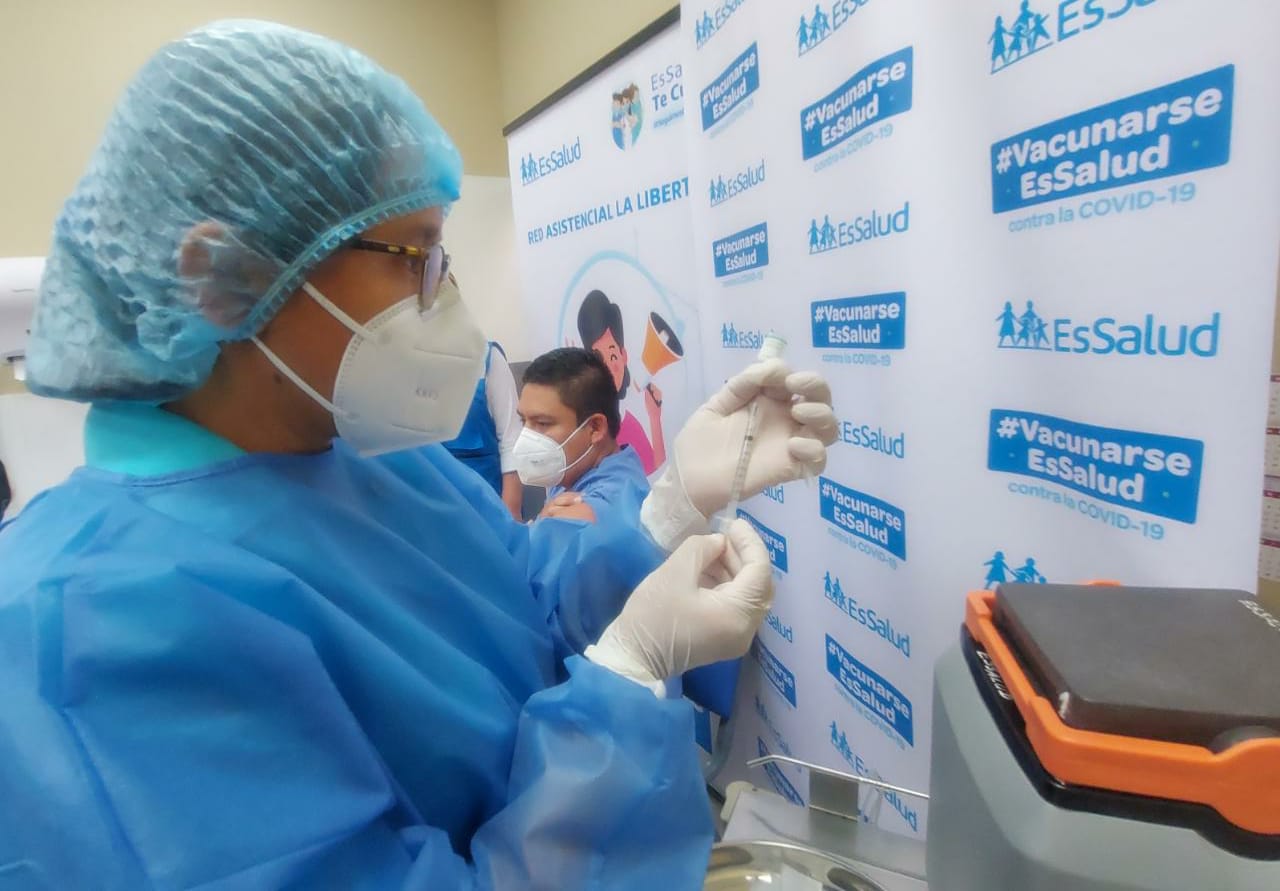 EsSalud La Libertad culminó con éxito la primera jornada de vacunación a profesionales en primera línea