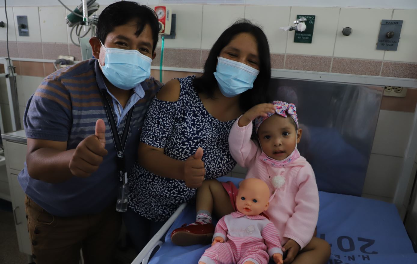 MEDICOS DE ESSALUD EXTRAEN TUMOR GIGANTE DEL CRÁNEO DE UNA NIÑA HUANCAVELICANA DE 3 AÑOS, RECONSTRUYEN SU ROSTRO Y SALVAN SU VIDA.