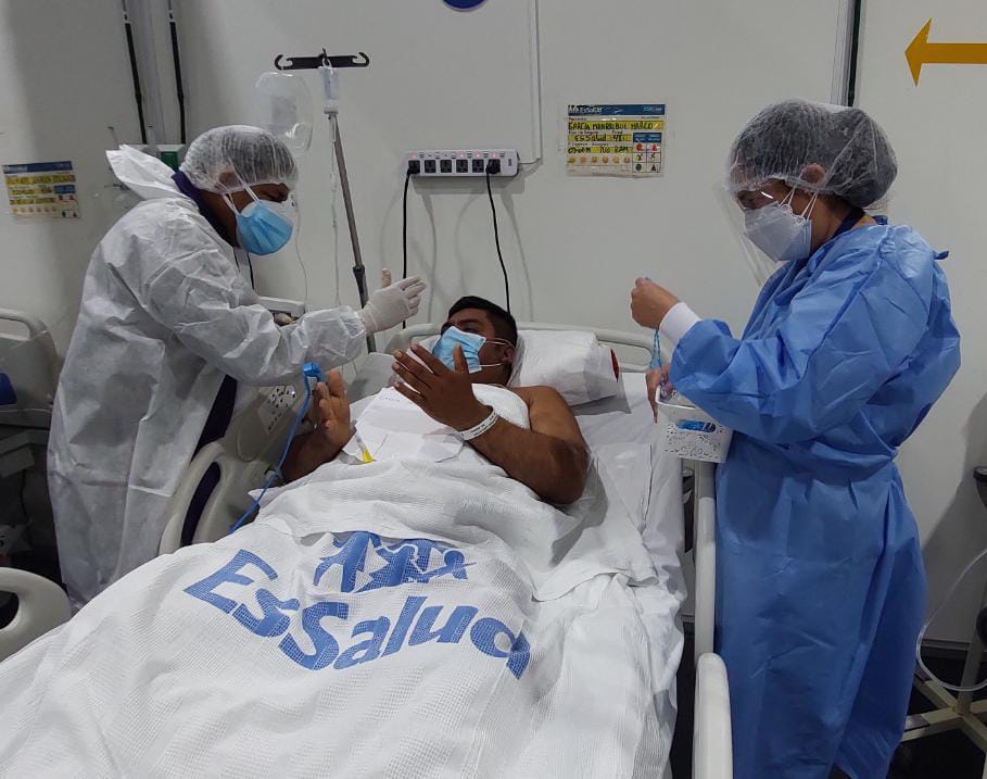 Essalud - EsSalud Piura: sacerdote lleva esperanza de vida a pacientes Covid-19 de la Villa EsSalud Piura