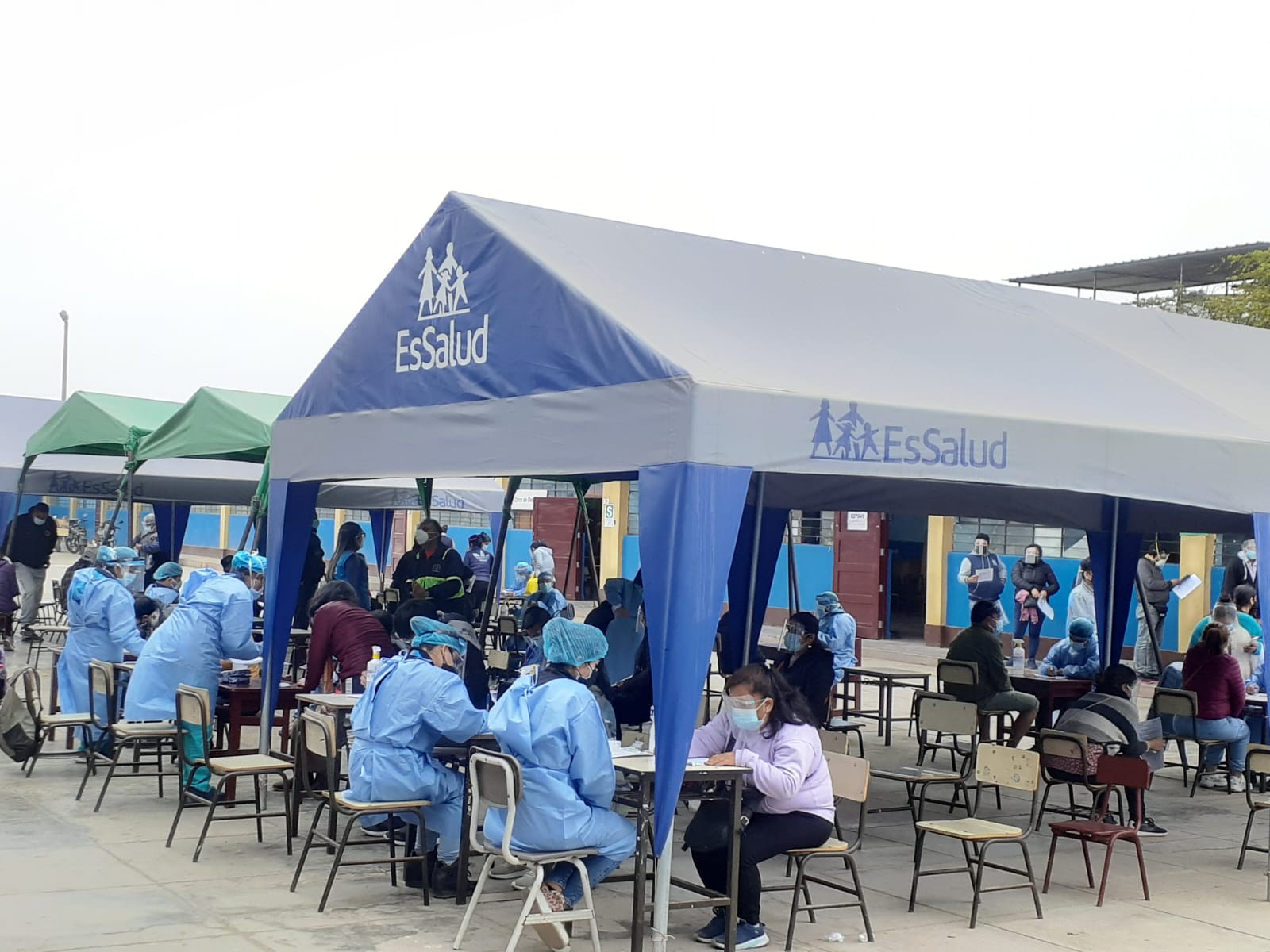 Essalud - EsSalud La Libertad realizó jornada de vacunación contra la Covid-19 en 15 centros de vacunación
