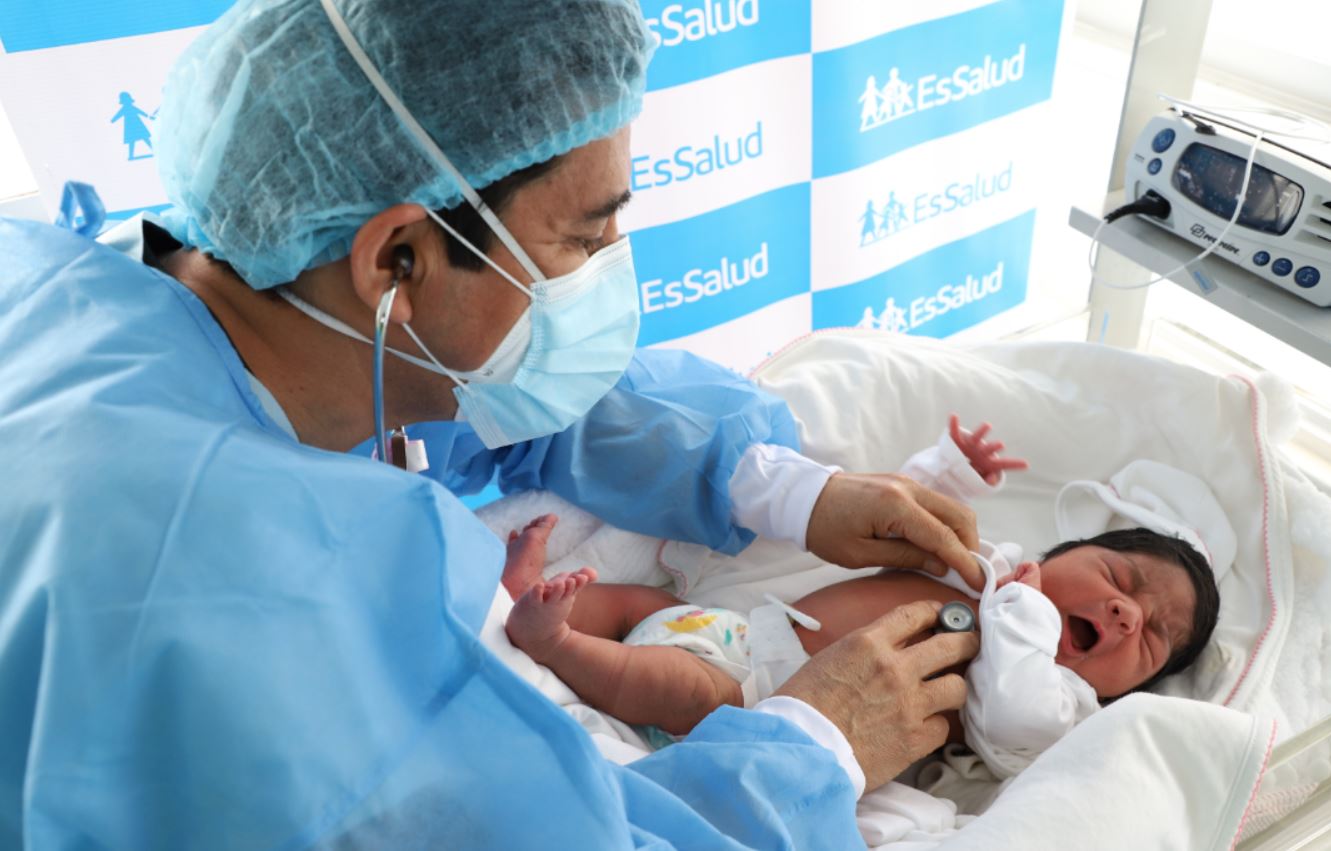 EsSalud recibe a primera bebé del bicentenario en hospital de la Red Almenara