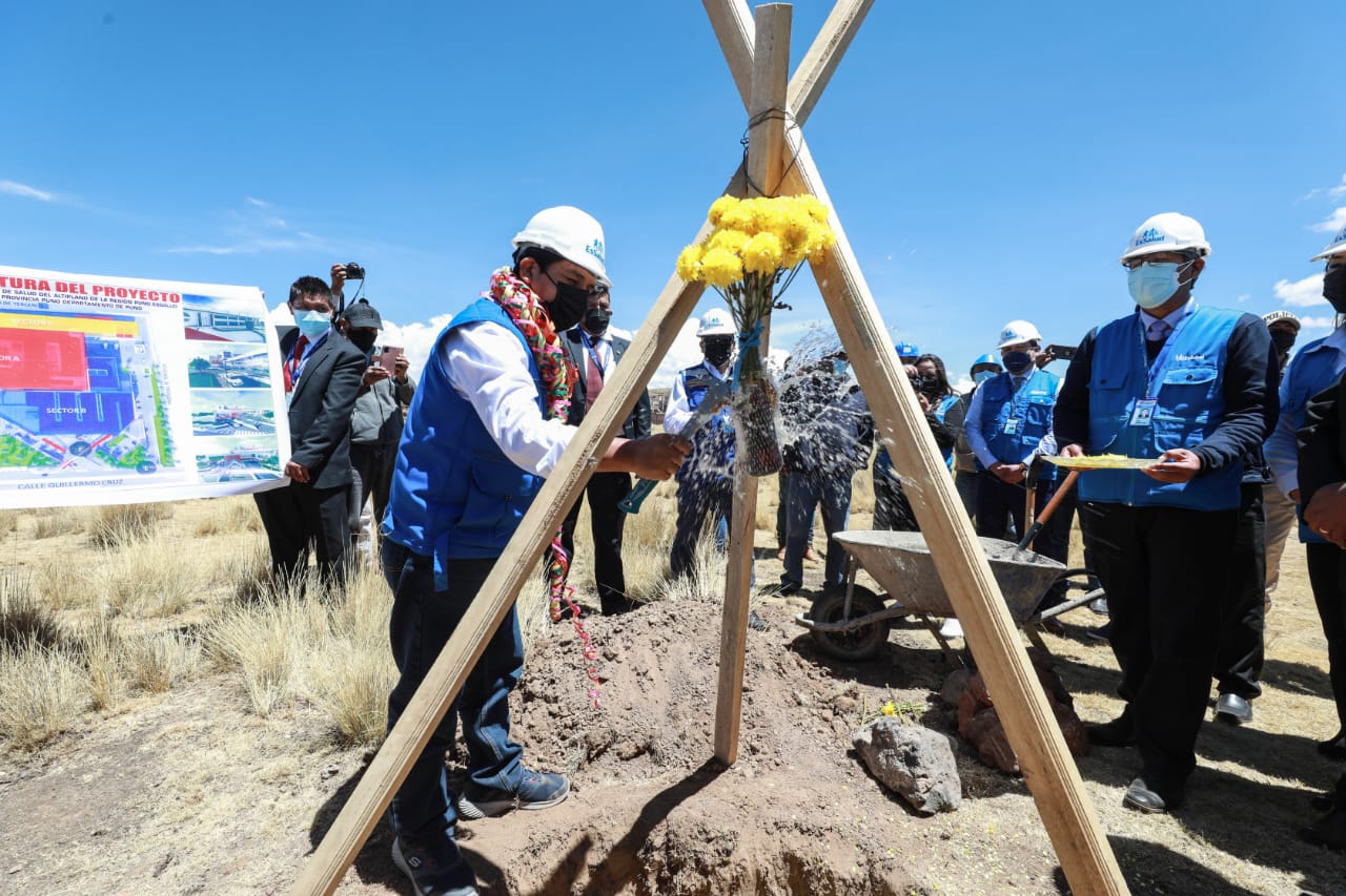 Presidente de EsSalud coloca primera piedra para la construcción de hospital de alta complejidad en Puno