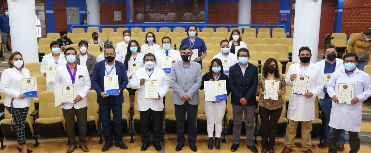 Essalud - Médicos de EsSalud Cajamarca reciben reconocimiento de la municipalidad provincial de la región, por su lucha contra la Covid-19