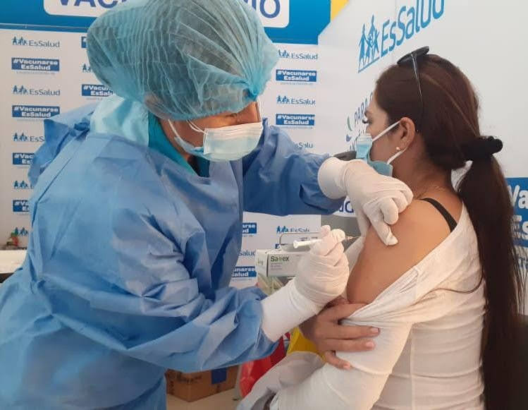 EsSalud Ayacucho inmuniza con tercera dosis a personal asistencial