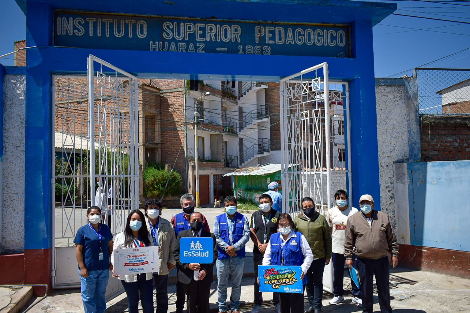 EsSalud Huaraz vacuna a alumnos de Instituto Superior Pedagógico   