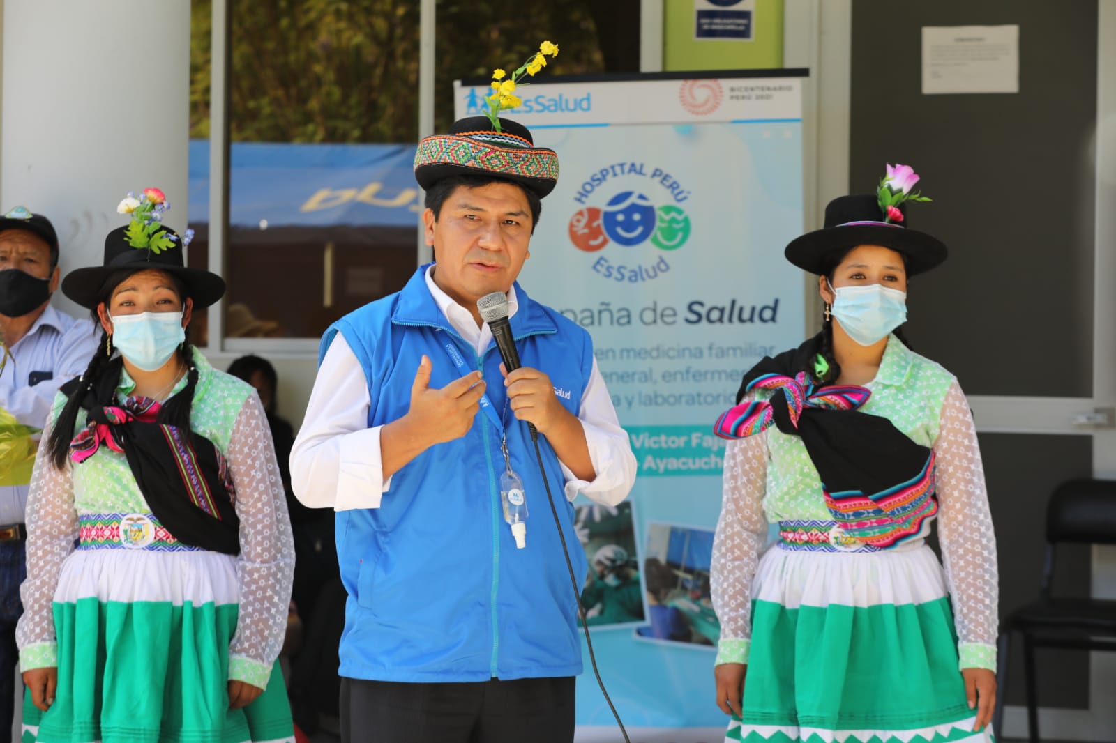 Presidente de EsSalud supervisó campaña de atenciones médicas y cirugías en Ayacucho