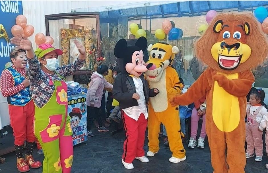 Essalud - Llevan entretenimiento a niños hospitalizados en Juliaca