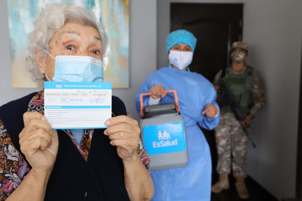 EsSalud inmuniza contra la COVID-19 a más de 5 millones de peruanos a nivel nacional