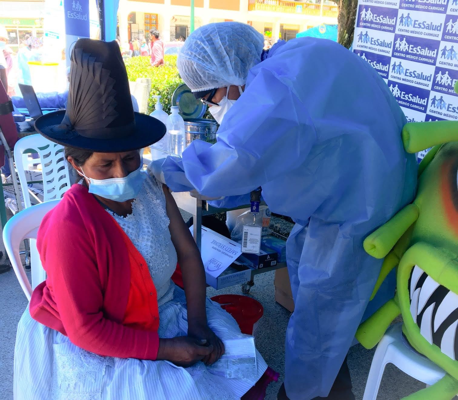 Essalud - EsSalud Huaraz realizó campaña médica gratuita en Plaza de Armas de Carhuaz