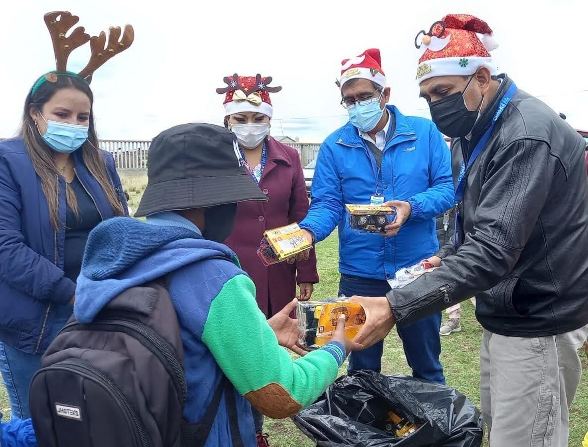 Essalud - Niños de Acora disfrutaron agasajo navideño organizado por personal de EsSalud Puno