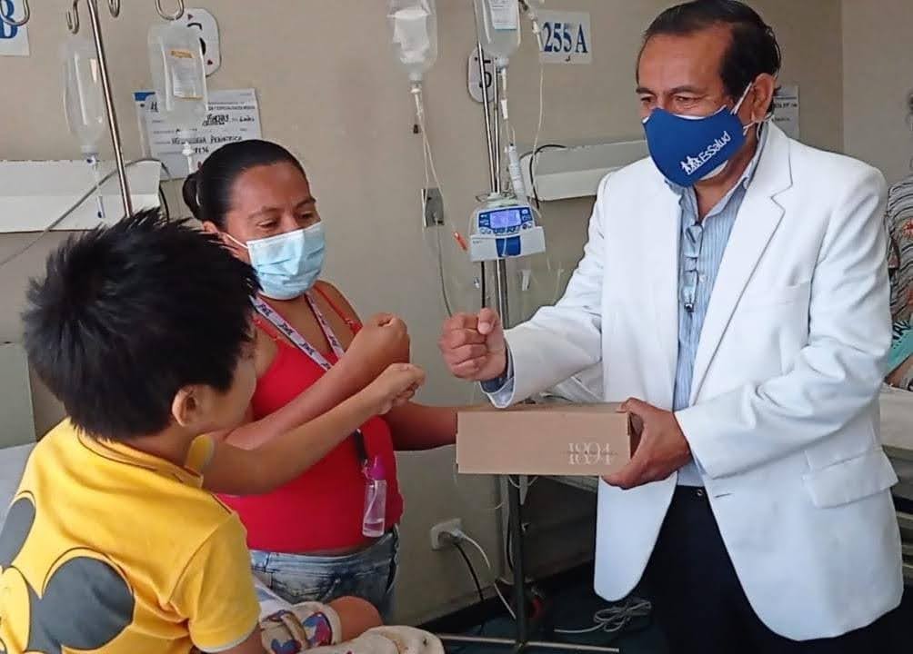 Essalud - En Navidad, EsSalud Lambayeque entregó regalos a niños hospitalizados
