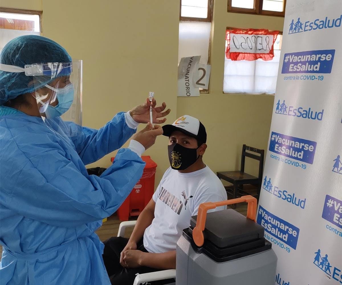 Essalud - En Hospital I Andahuaylas de EsSalud Apurímac vacunan contra Covid-19