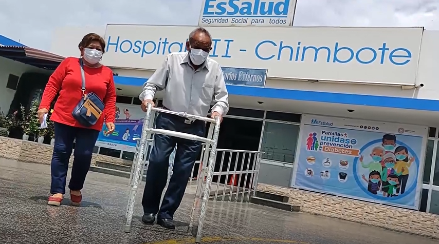 Essalud - EsSalud Áncash: Octogenario vuelve a caminar tras operación en la rodilla gracias a desembalse quirúrgico