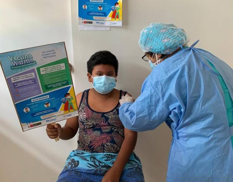 EsSalud Áncash inmuniza contra la Covid-19 a cientos de niños