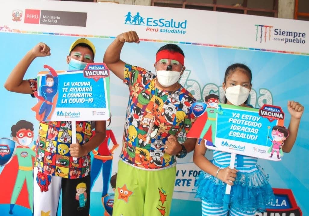 Familia acude a vacunatorio de EsSalud Tumbes vestida de payasitos