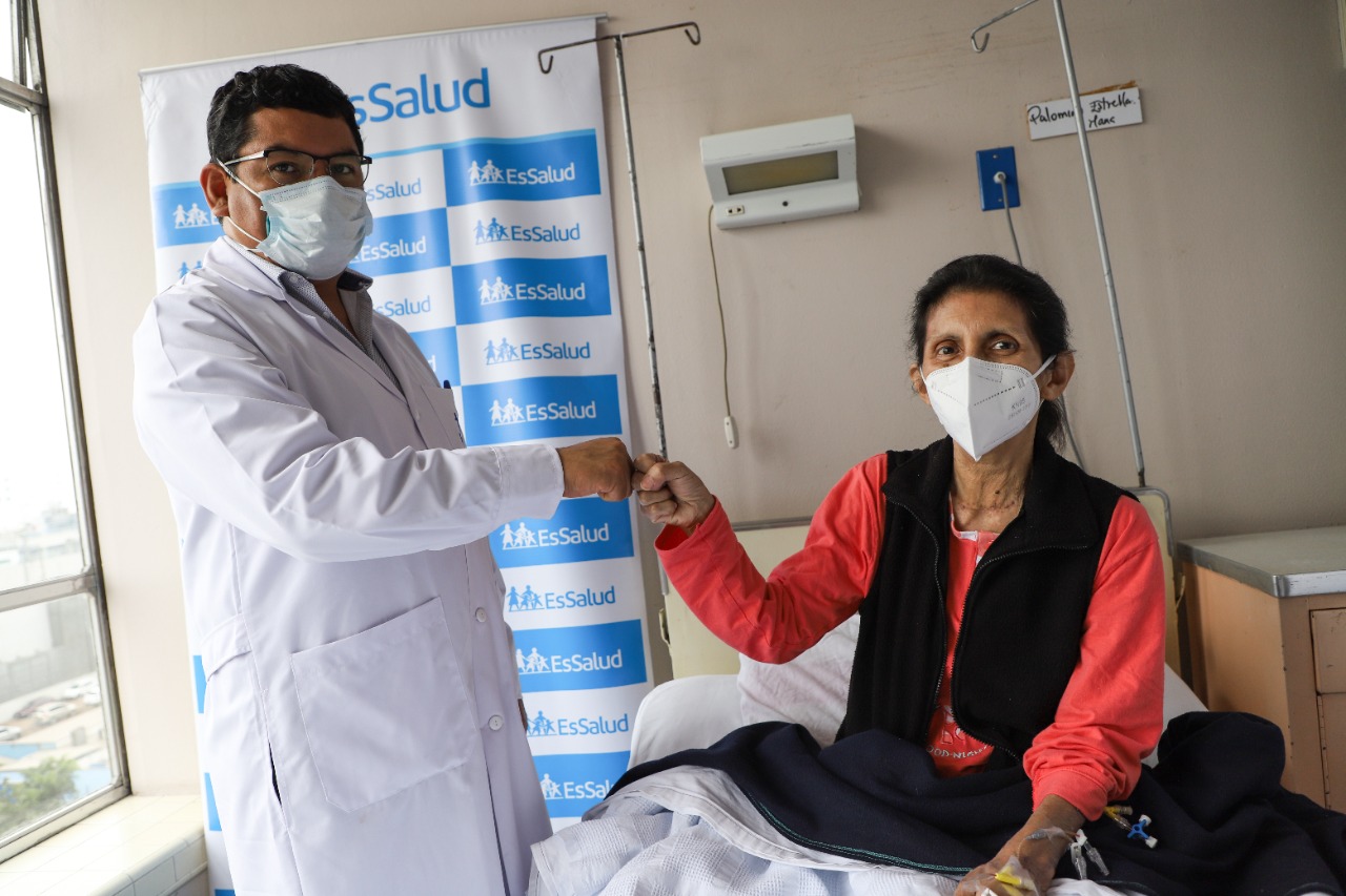 Essalud - Médicos de EsSalud salvan vida de sexagenaria que tenía cáncer de esófago con innovadora técnica quirúrgica