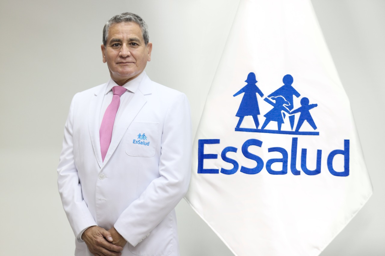 Médico Gino José Carlos Dávila Herrera fue designado como presidente ejecutivo de EsSalud