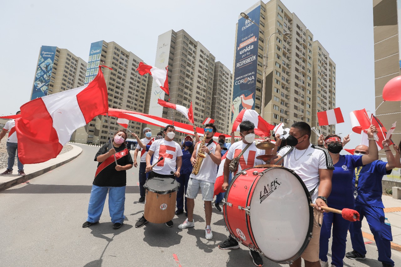 Más de 2 mil pacientes con Covid-19 alentaron a selección peruana de fútbol con banderazo en Villa Panamericana